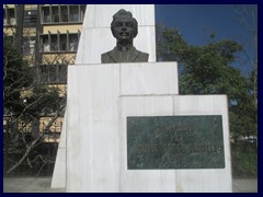 Parque Concordia 08 - statue of writer Enrique Gómez Carrillo